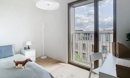 ruime, tweede slaapkamer met veel lichtinval, parket en grote raampartijen aan de shoppingboulevard - afgewerkt kijkappartement 