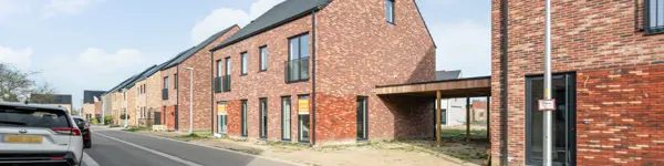 Huis in Maaseik, moderne nieuwbouw met rode steen en zadeldak met 3 slaapkamers