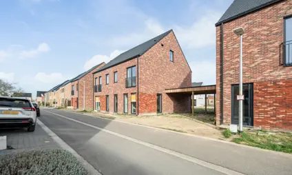 Huis in Maaseik, moderne nieuwbouw met rode steen en zadeldak met 3 slaapkamers