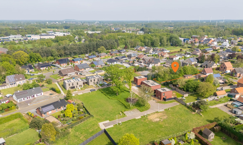 bouwgrond op een ruim perceel in een residentiële buurt