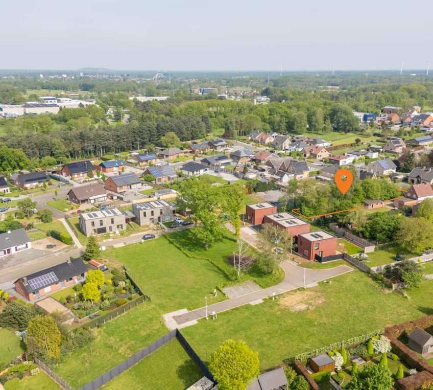 bouwgrond op een ruim perceel in een residentiële buurt