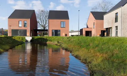 Detached new residential buildings in the Matexi neighborhood in Haacht Scharent, with a water feature and some trees.