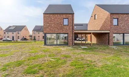 Huis in Maaseik, moderne nieuwbouw met rode steen en zadeldak met 3 slaapkamers