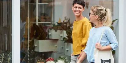 2 femmes faisant du shopping