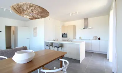 Geel Laar mooi interieur modern cementvloer keuken houten eettafel