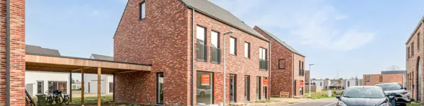 Huis in Maaseik, moderne nieuwbouw met rode steen en zadeldak met 3 slaapkamers