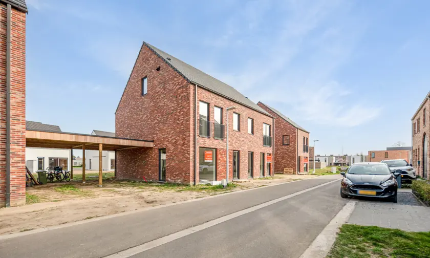 Huis in Maaseik, moderne nieuwbouw met rode steen en zadeldak met 3 slaapkamers