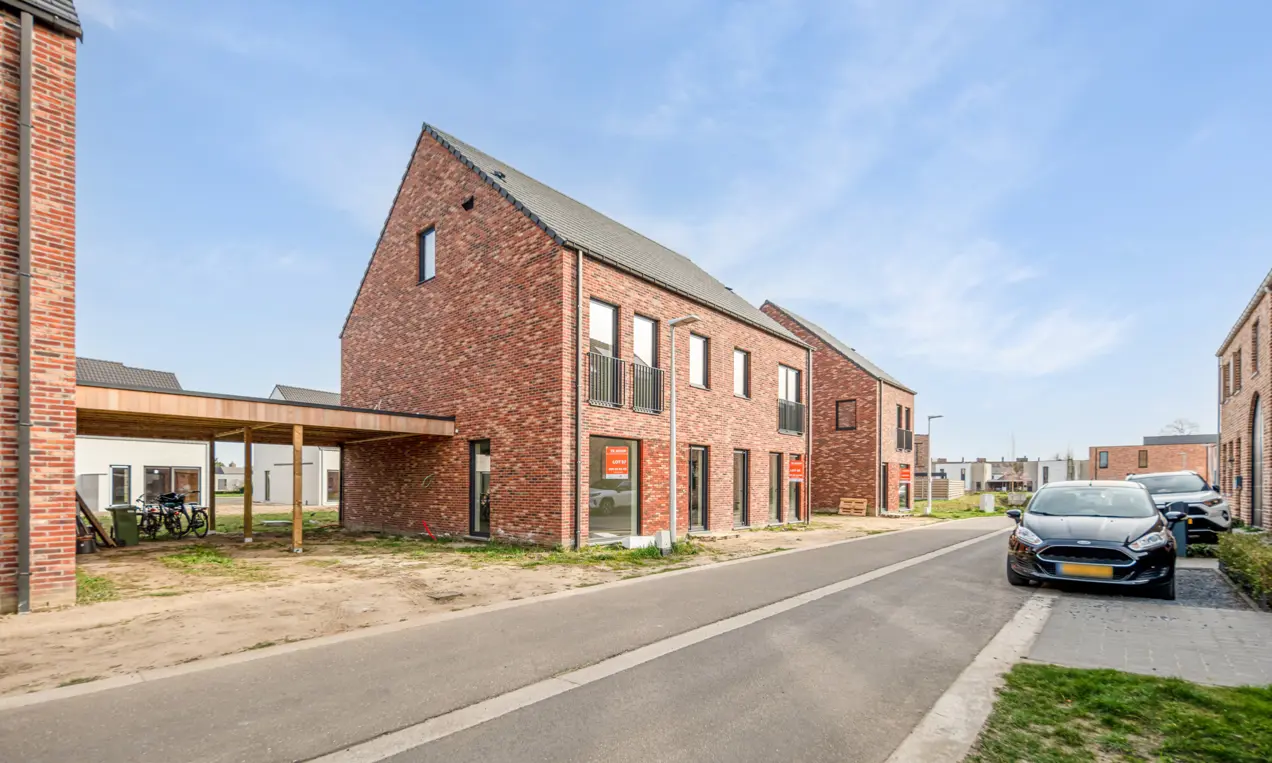 Huis in Maaseik, moderne nieuwbouw met rode steen en zadeldak met 3 slaapkamers