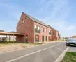 Huis in Maaseik, moderne nieuwbouw met rode steen en zadeldak met 3 slaapkamers