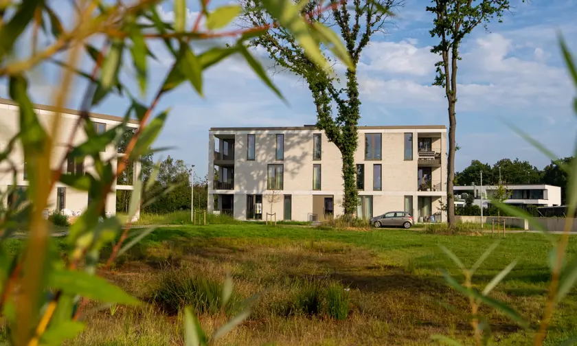 The residential neighborhood of Paul Piperslaan consists of apartments and houses with a green park.