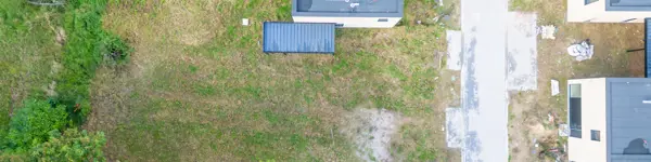 bouwgrond Houthalen tenrijt omgeven door groen in een kleine verkaveling