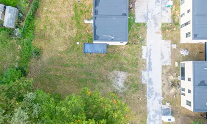 bouwgrond Houthalen tenrijt omgeven door groen in een kleine verkaveling