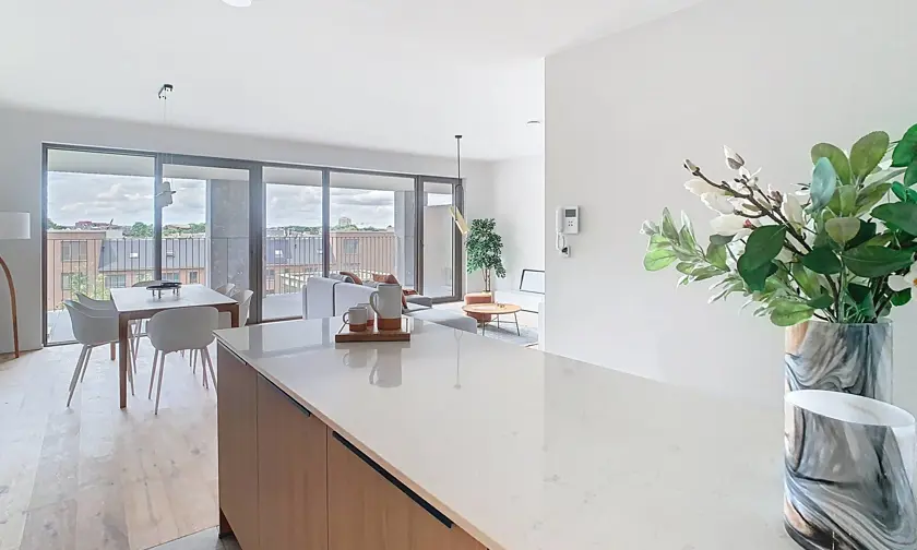 ruime, lichte keuken en woonkamer met veel lichtinval, parket en grote raampartijen aan de private daktuin, grenzend aan een ruim terras - afgewerkt kijkappartement 