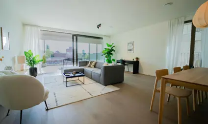 Grand salon à niveau avec vue panoramique sur la ville de Hasselt.