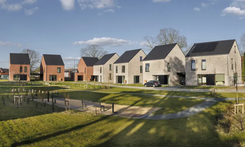 Un quartier résidentiel moderne avec des jardins verts et des maisons neuves individuelles spacieuses