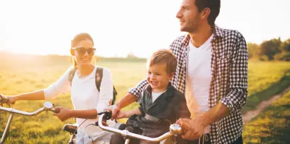 famille à vélo