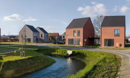 Detached new residential buildings in the Matexi neighborhood in Haacht Scharent, featuring modern architecture and a water feature in the foreground.