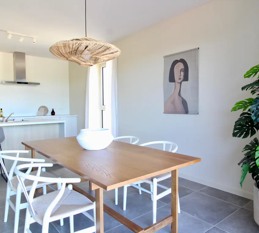 geel laar Ruime en lichte interieurs met hedendaagse voorzieningen eetkamer