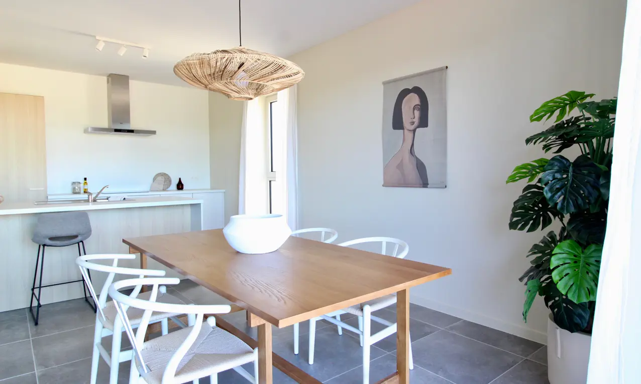 geel laar Ruime en lichte interieurs met hedendaagse voorzieningen eetkamer