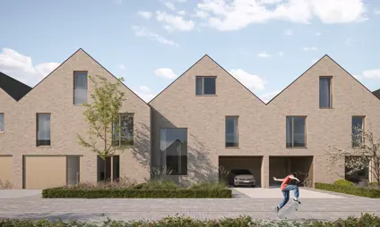 Rangée de maisons modernes, toits à pignon, briques claires, garage ouvert, voiture à l’intérieur, skateur. Varsenare.