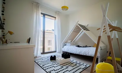 Chambre d'enfant compacte dans un appartement Quartier Bleu.