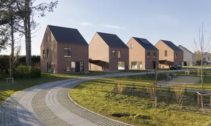 Un projet de construction neuve avec une architecture moderne et un environnement vert, composé de maisons individuelles