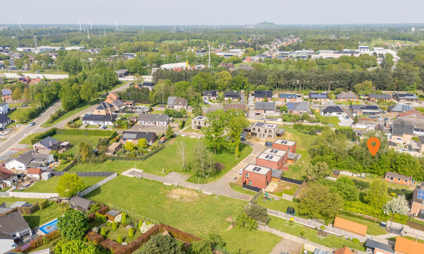 bouwgrond op een ruim perceel in een residentiële buurt
