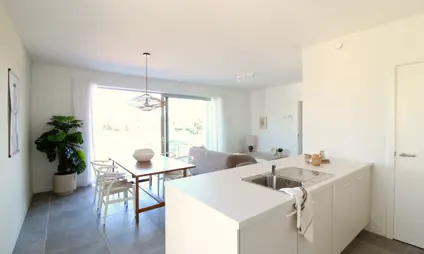 Geel Laar mooi interieur modern cementvloer keuken houten eettafel