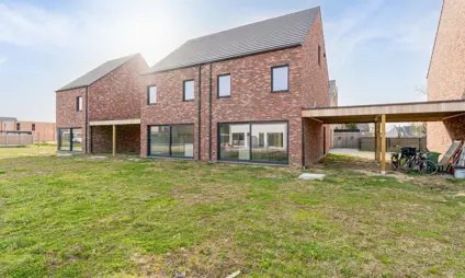 Huis in Maaseik, moderne nieuwbouw met rode steen en zadeldak met 3 slaapkamers
