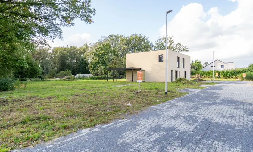 bouwgrond Houthalen tenrijt omgeven door groen in een kleine verkaveling