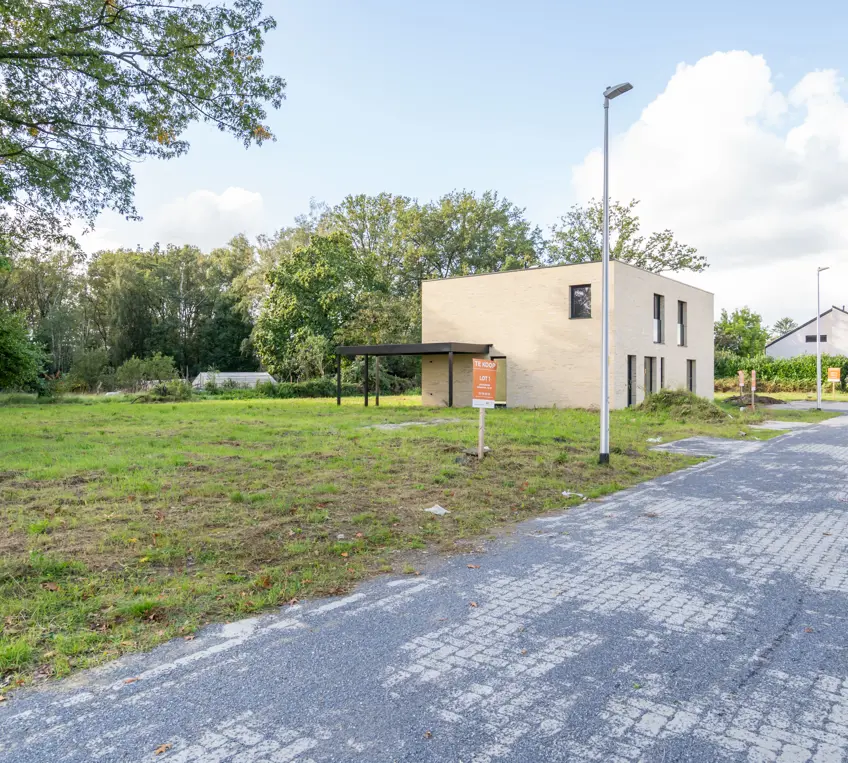 bouwgrond Houthalen tenrijt omgeven door groen in een kleine verkaveling