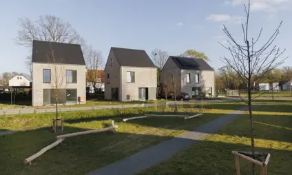 Une vue d'ensemble d'un quartier résidentiel avec différentes maisons neuves individuelles et des espaces verts