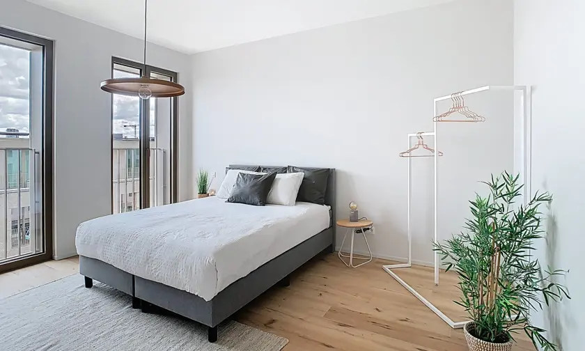 ruime slaapkamer met veel lichtinval, parket en grote raampartijen aan de gelatineboulevard - afgewerkt kijkappartement 