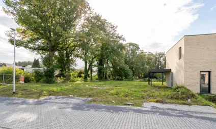 bouwgrond Houthalen tenrijt omgeven door groen in een kleine verkaveling