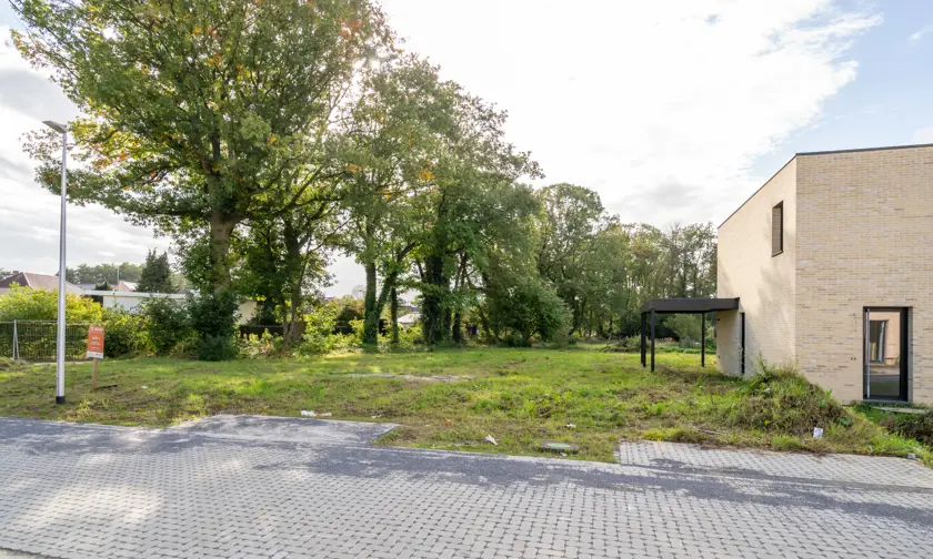 bouwgrond Houthalen tenrijt omgeven door groen in een kleine verkaveling