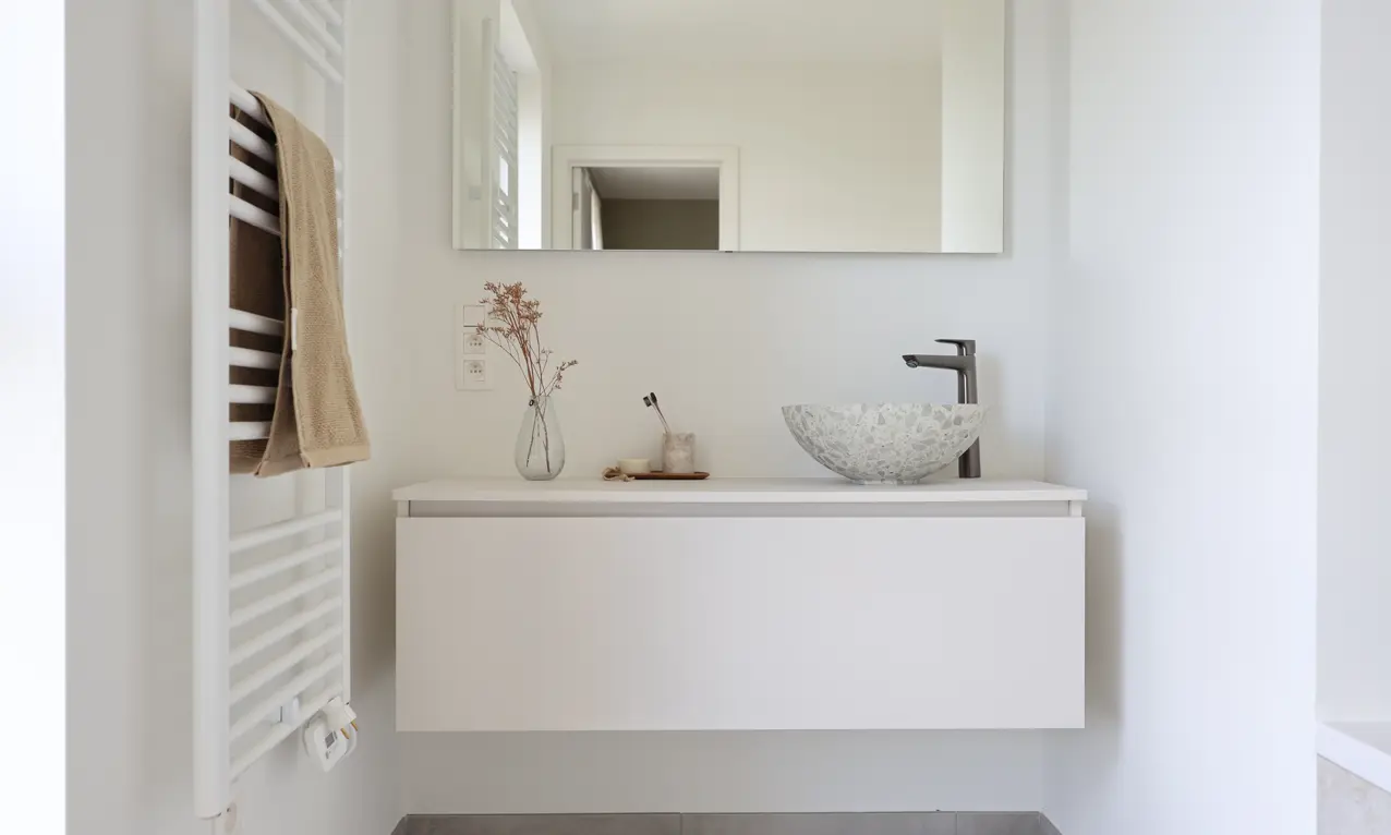 Broechem Kapelstraat Kijkwoningl20 badkamer douche spiegel lavabo radiator marmer