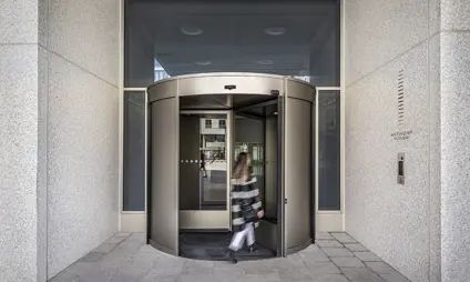 antwerp tower city vibe entrée avec porte tournante dame marchant