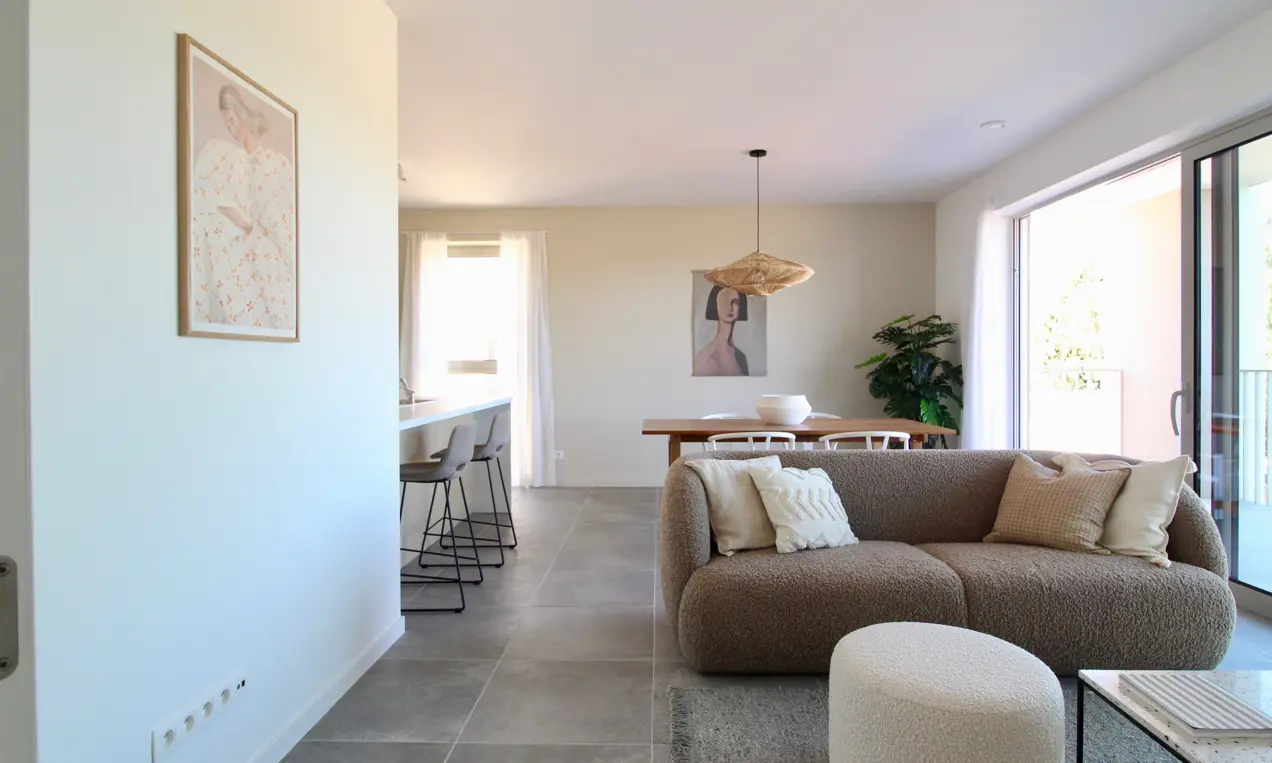 Geel Laar mooi interieur modern cementvloer living sofa zetel poef houten eettafel warme kleuren kunst schilderij