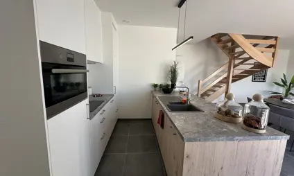 Ruim appartement duplex, afgewerkt en instapklaar. Keuken afwerking met eikenhouten look.