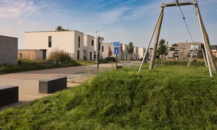 Maisons avec un parc verdoyant et une aire de jeux.
