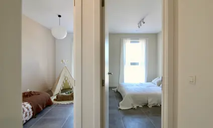 geel laar Ruime en lichte interieurs met hedendaagse voorzieningen slaapkamers