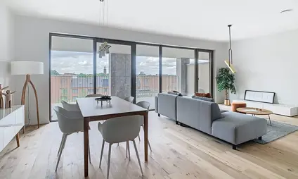 ruime, lichte keuken en woonkamer met veel lichtinval, parket en grote raampartijen aan de private daktuin, grenzend aan een ruim terras - afgewerkt kijkappartement 