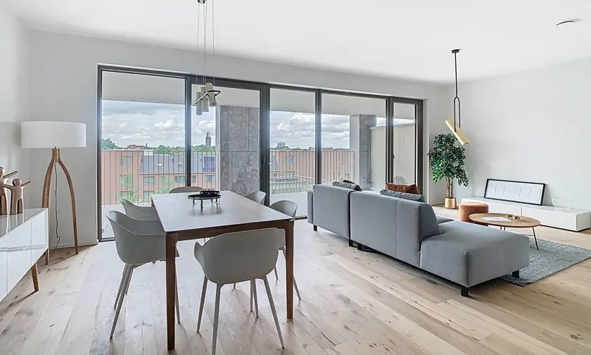 ruime, lichte keuken en woonkamer met veel lichtinval, parket en grote raampartijen aan de private daktuin, grenzend aan een ruim terras - afgewerkt kijkappartement 