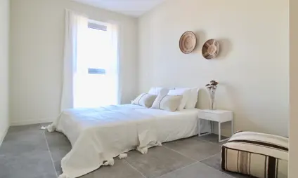 Geel Laar mooi interieur slaapkamer kussens gordijnen veel licht