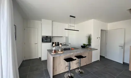 Ruim appartement duplex, afgewerkt en instapklaar. Keuken afwerking met eikenhouten look.